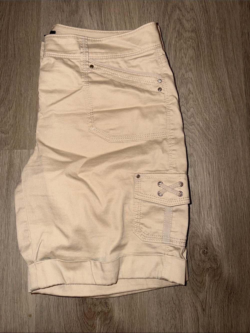 White House Black Market Women's Tan Cargo Shorts - Picture 4 of 4
